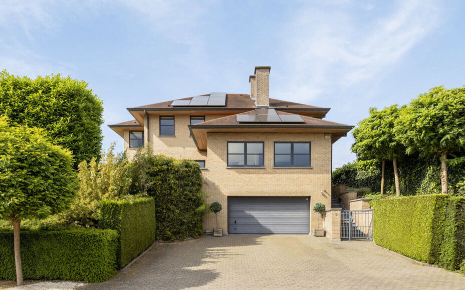 LEEMANS immobiliën biedt U deze prachtig onderhouden villa die niet alleen een ideaal gezinshuis biedt, maar ook mogelijkheden voor een praktijkruimte of kangoeroewoning. Deze woning is tot in de puntjes verzorgd en voorzien van alle moderne gemakken.

K