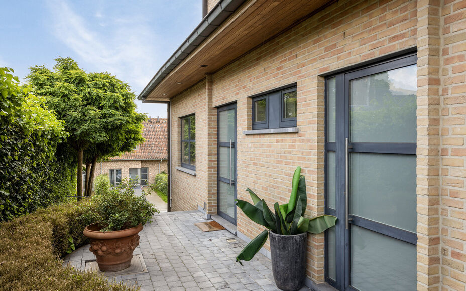 LEEMANS immobiliën biedt U deze prachtig onderhouden villa die niet alleen een ideaal gezinshuis biedt, maar ook mogelijkheden voor een praktijkruimte of kangoeroewoning. Deze woning is tot in de puntjes verzorgd en voorzien van alle moderne gemakken.

K