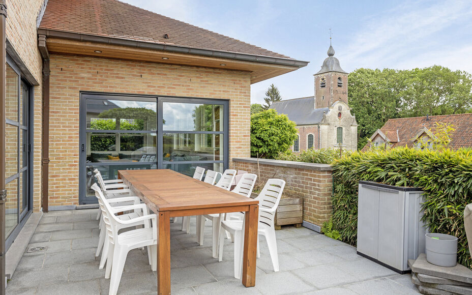 LEEMANS immobiliën biedt U deze prachtig onderhouden villa die niet alleen een ideaal gezinshuis biedt, maar ook mogelijkheden voor een praktijkruimte of kangoeroewoning. Deze woning is tot in de puntjes verzorgd en voorzien van alle moderne gemakken.

K