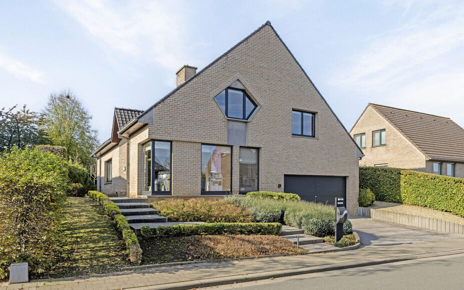 Leemans Immobiliën biedt u deze prachtige, instapklare villa aan op een perceel van 9a55ca. Gelegen in het charmante Asse, biedt deze woning alles wat u nodig heeft voor een luxueus en comfortabel leven. Met een gunstig EPC-label (B) geniet u van energie