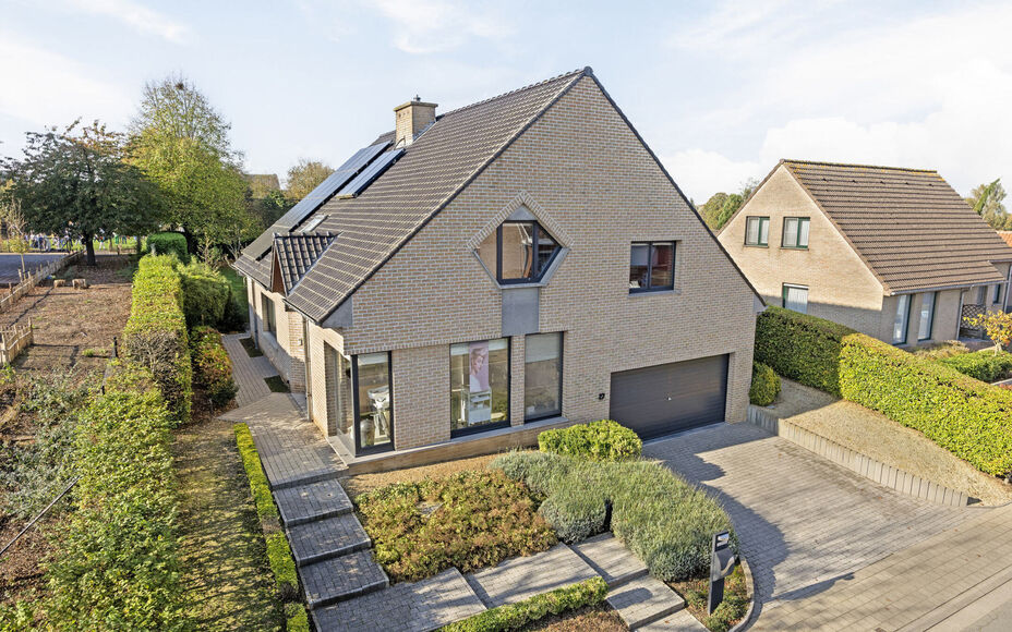 Leemans Immobiliën biedt u deze prachtige, instapklare villa aan op een perceel van 9a55ca. Gelegen in het charmante Asse, biedt deze woning alles wat u nodig heeft voor een luxueus en comfortabel leven. Met een gunstig EPC-label (B) geniet u van energie