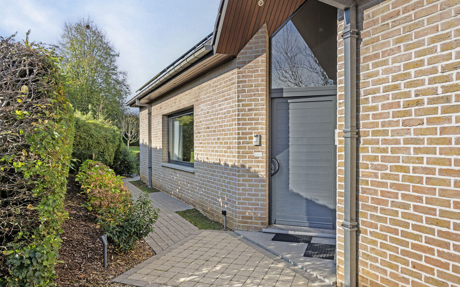 Leemans Immobiliën biedt u deze prachtige, instapklare villa aan op een perceel van 9a55ca. Gelegen in het charmante Asse, biedt deze woning alles wat u nodig heeft voor een luxueus en comfortabel leven. Met een gunstig EPC-label (B) geniet u van energie