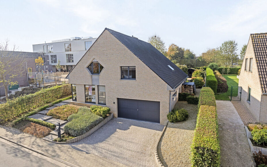 Leemans Immobiliën biedt u deze prachtige, instapklare villa aan op een perceel van 9a55ca. Gelegen in het charmante Asse, biedt deze woning alles wat u nodig heeft voor een luxueus en comfortabel leven. Met een gunstig EPC-label (B) geniet u van energie