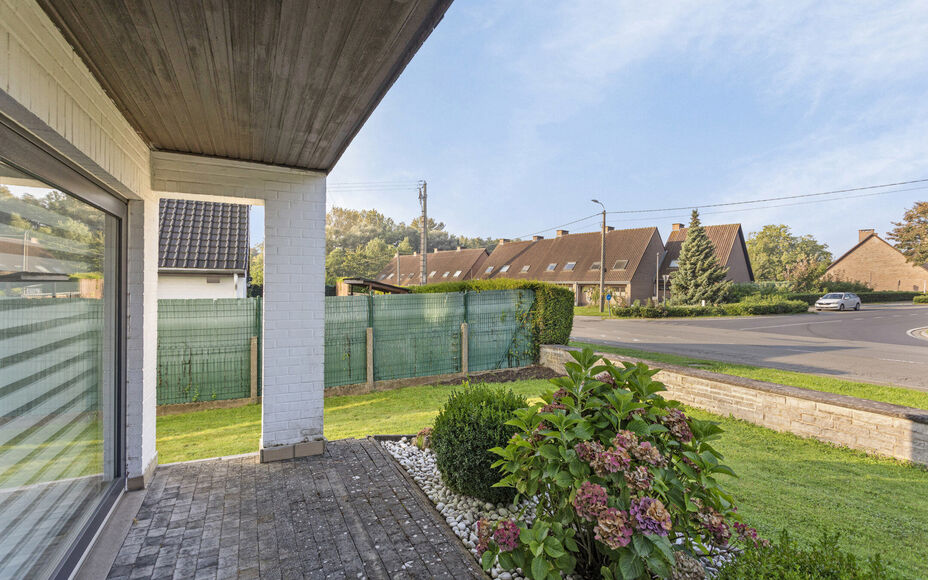 Leemans immobiliën biedt u deze villa aan op een toplocatie in Dilbeek.Door de centrale ligging van de woning zijn alle faciliteiten zoals winkels, openbaar vervoer, invalswegen, scholen en sportinfrastructuur zeer nabij.Vooraan de woning is er een oprit