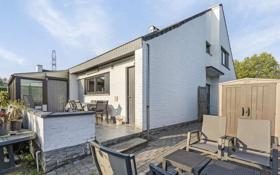 Leemans immobiliën biedt u deze villa aan op een toplocatie in Dilbeek.Door de centrale ligging van de woning zijn alle faciliteiten zoals winkels, openbaar vervoer, invalswegen, scholen en sportinfrastructuur zeer nabij.Vooraan de woning is er een oprit