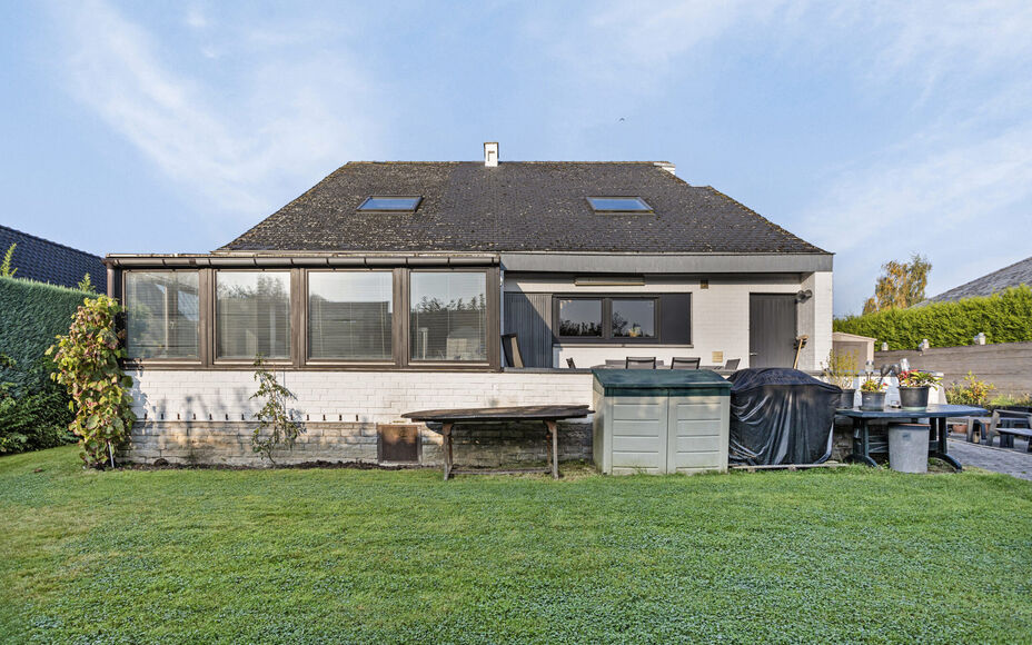 Leemans immobiliën biedt u deze villa aan op een toplocatie in Dilbeek.Door de centrale ligging van de woning zijn alle faciliteiten zoals winkels, openbaar vervoer, invalswegen, scholen en sportinfrastructuur zeer nabij.Vooraan de woning is er een oprit