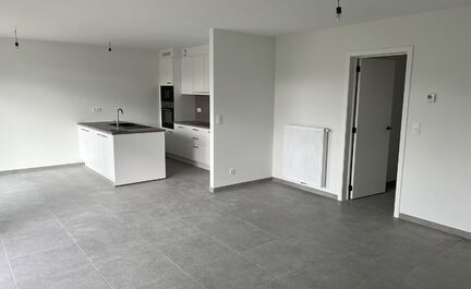 Cet appartement de construction nouvelle situé dans le centre d'Opwijk offre tout le confort de la vie dans un endroit unique.

En entrant, vous passez par le hall d'entrée spacieux, puis par une porte en verre de qualité pour accéder au salon. L'espa