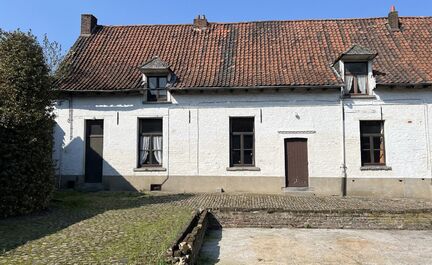 LEEMANS Immobiliën biedt u dit woongedeelte aan van een boerderij gelegen in het volle centrum van Asse. 

De woonst kan eventueel worden gebruikt voor 2 aparte families vanwege zijn grootte en zijn 4 slaapkamers. 

Indeling: 2 keukens, 2 grote leef-/eet