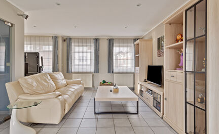 Leemans immobiliën biedt u deze ruime en perfect onderhouden bel-etagewoning op een centrale en toch rustige omgeving aan in Groot-Bijgaarden.
Door de centrale ligging van de woning zijn winkels, scholen, sportinfrastructuur, invalswegen en openbaar verv