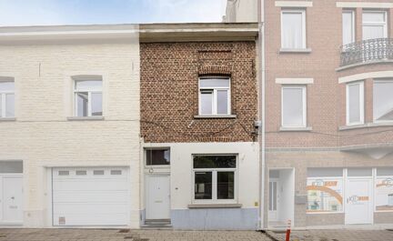 LEEMANS IMMOBILIËN biedt u deze ééngezinswoning aan op wandelafstand van het centrum van Wemmel! Gelegen in een rustige residentiële straat, doch dichtbij alle faciliteiten waar alles gemakkelijk te bereiken is op wandelafstand. 

De indeling van de w